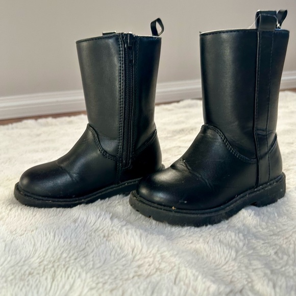 Toddler size 7 black boots - Picture 2 of 2